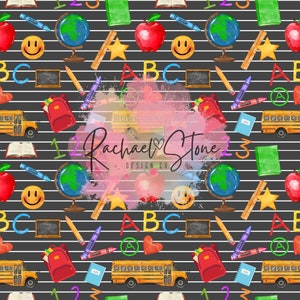 Könnte beinhalten: Ein nahtloses Muster mit verschiedenen Illustrationen zum Thema Schule, darunter ein gelber Schulbus, ein roter Rucksack, ein Globus, ein Apfel, ein Buch, Buntstifte, ein Lineal, ein Stern, eine Tafel und die Buchstaben ABC. Der Hintergrund ist ein schwarz-weiß gestreiftes Muster.