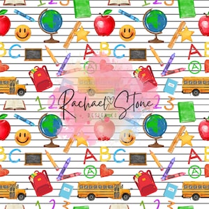 Könnte beinhalten: Ein nahtloses Muster mit verschiedenen Illustrationen zum Thema Schule, darunter ein gelber Schulbus, ein roter Rucksack, ein Globus, ein Buch, ein roter Apfel, Buntstifte, ein Lineal, eine Tafel, ein Stern, ein Herz und die Buchstaben ABC. Der Hintergrund ist weiß mit schwarzen horizontalen Linien.