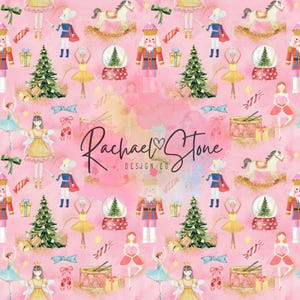Op de afbeelding: Een roze achtergrond met een herhalend patroon van kerst- en ballet-illustraties. Het patroon bevat notenkrakers, kerstbomen, sneeuwbollen, schommelpaarden, ballerinapoppen, trommels, strikken en snoepstokken. De tekst "Rachael Stone Design Co." staat in het midden van de afbeelding.