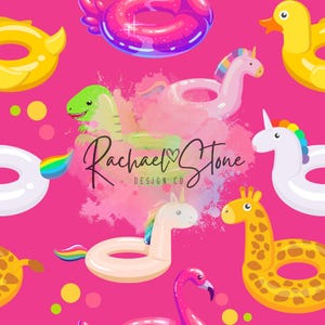 Puede incluir: Un fondo rosa con una variedad de flotadores de piscina inflables de colores, incluyendo un unicornio, un dinosaurio, una jirafa, un flamenco y un pato. El texto "Rachael Stone Design Co." está en el centro de la imagen.