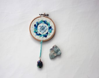 Aro de bordado Mandala Azul del Chakra de la Garganta con Cuarzo Aura Arcoíris / Arte para la Sanación y la Expresión de la Verdad