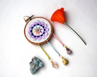 Aro de bordado con mandala de color lavanda pastel, adornado con cristales de amatista, cuarzo rosa y crisoprasa limón.