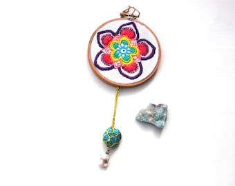 Aro de bordado Mandala vibrante con cristal de crisocola, amuleto de hongo y tótem de energía curativa.