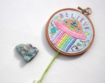 Aro de bordado Believe Pastel UFO con cristal de cuarzo rosa y borla – Obra de arte de los Ancestros Cósmicos