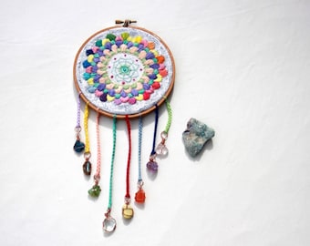 Aro con mandala arcoíris bordado a mano y cascada de cristales.