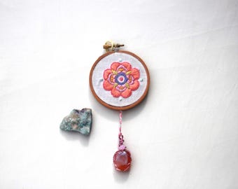 Aro de bordado de mandala naranja vibrante con cristal de cuarzo aura