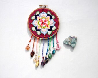 Aro de bordado con mandala vibrante y cristales colgantes.