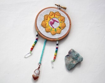 Aro de bordado Mandala del Plexo Solar con cuentas de citrino, cuarzo y arcoíris / Arte para la sanación del poder y la vitalidad