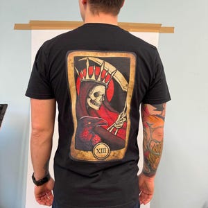 Tod Tarot Karte T-Shirt Original Design Gothic Stil Okkulte Kleidung Handgemachtes Geschenk Mystisch Tee Tarot-Liebhaber Einzigartiges Geschenk Schädel-Geschenk für