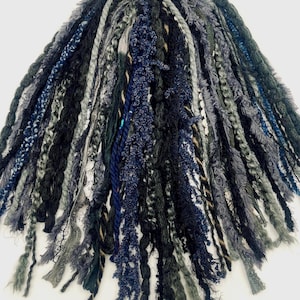 Handgefertigte Dreadlocks aus schwarzer Wolle mit Elastikband: Boho Haarteil - Nachtfaden LoxyDread