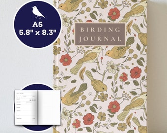 Könnte beinhalten: Ein rosa Notizbuch mit einem floralen Muster mit Vögeln und dem Text "Birding Journal". Das Notizbuch hat das Format A5, das sind 14,7 cm mal 21 cm.
