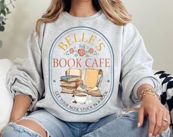 Chemise Book Cafe de Belle, t-shirt librairie de la princesse Belle, chemise de bibliothécaire, chemise princesse Disney, chemise rat de bibliothèque, chemise lecture amateur de livres