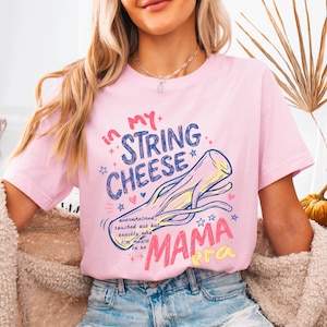 Peut inclure: Une tasse en céramique blanche avec une anse noire et le texte "But First, Coffee" en noir, dans une police manuscrite. La tasse est posée sur une surface blanche.