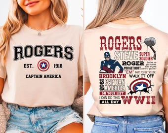Może przedstawiać: Beżowa koszulka z czarno-białym nadrukiem graficznym tarczy Kapitana Ameryki i tekstem "Rogers Est. 1918 Captain America". Z tyłu koszulka ma czerwono-biało-niebieski nadruk graficzny Kapitana Ameryki z tekstem "Rogers Steve Super Soldier Roger You Get Hurt "Em" Back You Get Killer. Brooklyn 1918 Captain America On Your Left I Can Do This All Day WWII".