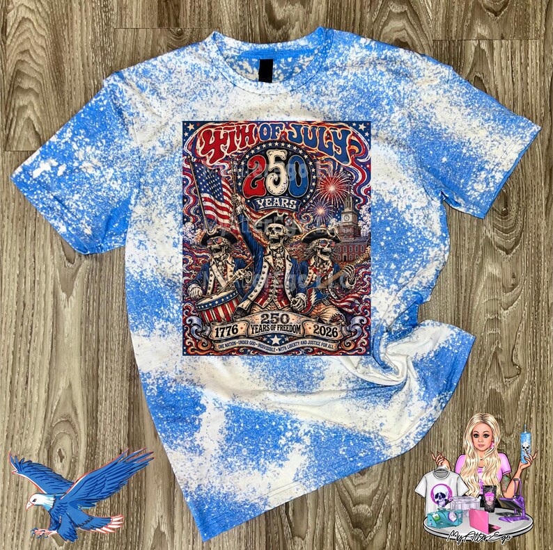 K&ouml;nnte beinhalten: Ein blau-wei&szlig;es, mit Bleichmittel gef&auml;rbtes T-Shirt mit einer Grafik von drei Skeletten in Kolonialkleidung, einer amerikanischen Flagge, Feuerwerk und dem Text 4TH OF JULY 250 YEARS 1776 2026 ONE NATION UNDER GOD INDIVISIBLE WITH LIBERTY AND JUSTICE FOR ALL.