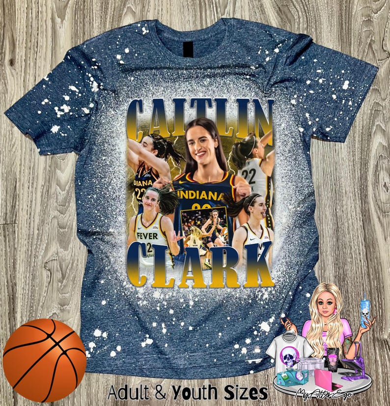 Puede incluir: Una camiseta azul con un dise&ntilde;o de salpicaduras blancas. La camiseta presenta un collage de jugadoras de baloncesto con el texto "CAITLIN CLARK" en letras amarillas.