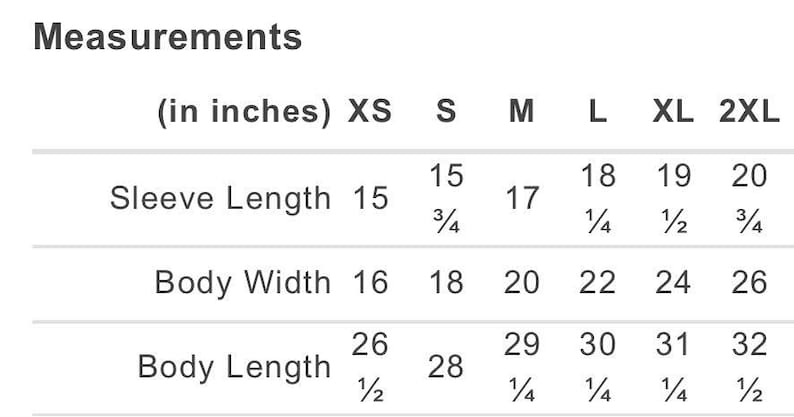 K&ouml;nnte beinhalten: Eine Gr&ouml;&szlig;entabelle mit dem Titel Measurements in inches, die Kleidungsma&szlig;e f&uuml;r die Gr&ouml;&szlig;en XS bis 2XL auflistet. Die Tabelle enth&auml;lt Zeilen f&uuml;r &Auml;rmell&auml;nge, K&ouml;rperbreite und K&ouml;rperl&auml;nge mit spezifischen numerischen Werten in Zoll f&uuml;r jede Gr&ouml;&szlig;e.