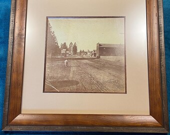 Fotografía rara de la calle principal de BEND, OREGON, década de 1910, condado de Deschutes, enmarcada profesionalmente, 16" x 16"