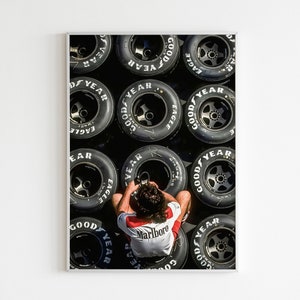 Vintage Marlboro hombre sentado en neumáticos de buen año, cartel de F1 o impresión de lienzo, arte de la pared, decoración del garaje