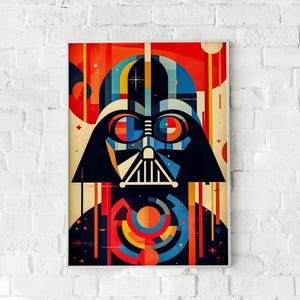 Könnte beinhalten: Ein rechteckiger Wandkunstdruck mit einer stilisierten, geometrischen Illustration einer dunkel behelmten Figur. Das Design verwendet eine lebendige Farbpalette aus Rot, Orange, Gelb, Blau und Schwarz mit scharfen Linien und Mustern.
