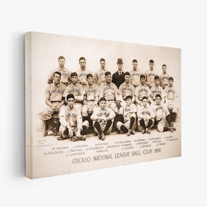 Puede incluir: Un lienzo en tono sepia que muestra una fotografía de grupo antigua del Chicago National League Ball Club de 1906. La imagen presenta a un equipo de béisbol con uniformes, con sus nombres listados debajo y el título impreso en la parte inferior.