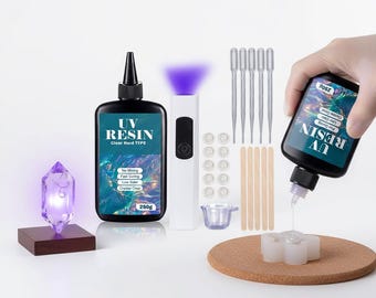 Può includere: Un kit per creazioni in resina UV che include due flaconi da 250g di resina trasparente dura, una lampada UV bianca, cinque contagocce in plastica, cinque bastoncini in legno, dieci piccoli stampi in silicone e un misurino in silicone.