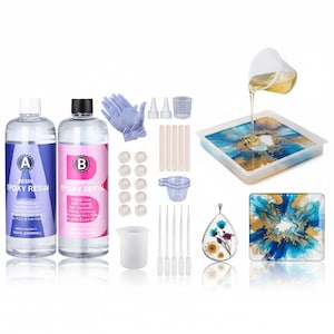 Könnte beinhalten: Ein Epoxidharz-Set mit zwei 500-ml-Flaschen mit der Aufschrift A und B, einem Paar lila Handschuhen, zehn Fingerlingen, fünf Holzrührstäbchen, vier Kunststoffpipetten, zwei Messbechern, zwei Düsenspitzen, einer quadratischen Silikonform und einem Anhänger.