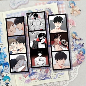Könnte beinhalten: Dekorative Aufkleber mit Illustrationen im Manga-Stil. Die Aufkleber zeigen verschiedene Szenen mit männlichen Charakteren, darunter intime Momente und maskierte Figuren. Die Farbpalette umfasst Schwarz, Weiß und Hauttöne mit roten Akzenten.