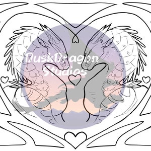 Puede incluir: Ilustraci&oacute;n en blanco y negro de dos dragones enfrentados, formando un coraz&oacute;n. Los dragones tienen escamas detalladas y est&aacute;n rodeados por un borde decorativo. El texto "RuskDragon Studios" es visible. Peque&ntilde;os corazones est&aacute;n colocados alrededor de los dragones.