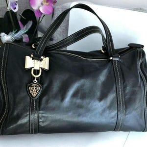 Vintage Gucci Handtasche aus schwarzem Leder mit goldener Hardware und Anhänger aus den 90er Jahren, klassische Designer Schultertasche