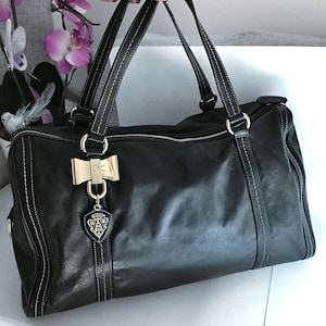 Vintage Gucci Lederhandtasche Schwarz 90er Jahre Gold Schleife Logoanhänger Schultertasche grünes Musterfutter Original Gucci Handtasche
