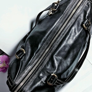 Ansicht der Tasche von oben mit Reißverschluss und 2 Tragegriffen.