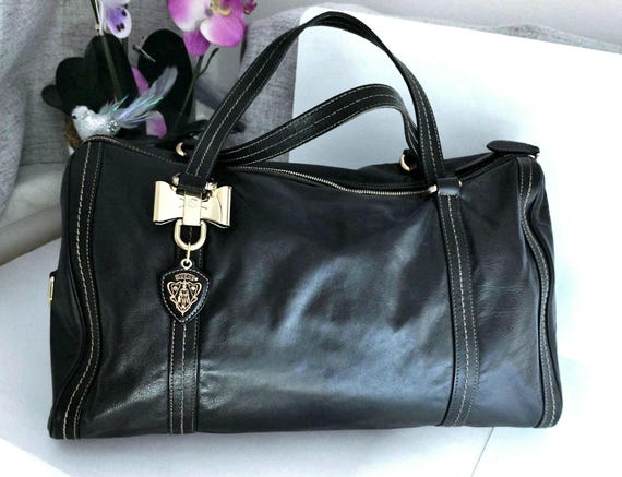 Gucci Handtasche 90er Jahre schwarz Glattleder Vintage Luxury Made in Italy mit goldfarbener Hardware markantem Gucci Anhänger Damen
