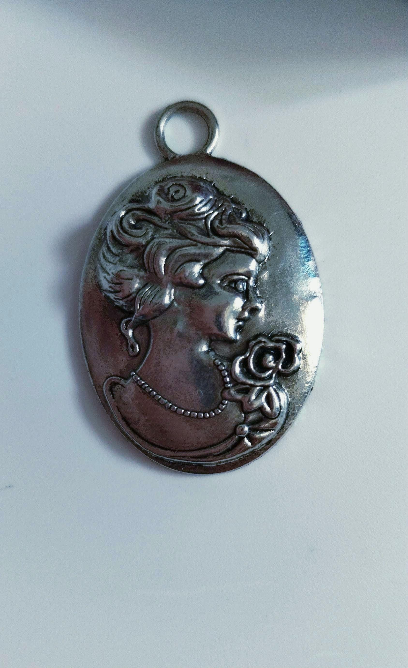 Pendentif Ancien Camée Profil Femme En Celluloïd Cadre Métal Argenté - Occasion Vintage