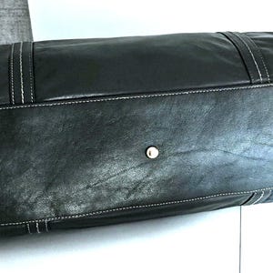 Bodenansicht der Gucci Handtasche mit sichtbarer Patina.