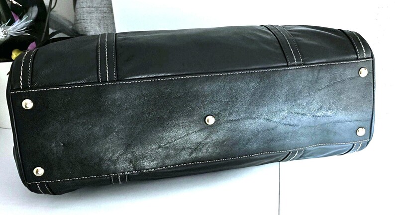 Bodenansicht der Gucci Handtasche mit sichtbarer Patina.
