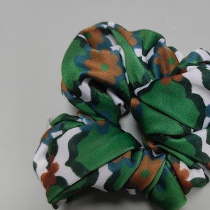 A green hair tie