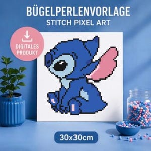 Pode incluir: Um design de pixel art de Stitch de Lilo & Stitch, em tons de azul, rosa e preto, sobre um fundo branco. A imagem está rotulada como "DIGITALES PRODUKT" e "30x30cm". O texto "BÜGELPERLENVORLAGE STITCH PIXEL ART" está no topo. Uma pequena planta e um frasco de contas também são visíveis.