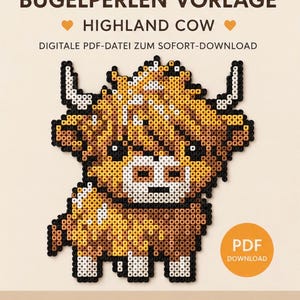 Könnte beinhalten: Ein digitales PDF-Muster für eine Highland Cow, entworfen für Bügelperlen. Das Bild zeigt ein pixeliges Kuh-Design in Braun, Gelb und Weiß. Der Text enthält "BÜGELPERLEN VORLAGE" und "DIGITALE PDF-DATEI ZUM SOFORT-DOWNLOAD".
