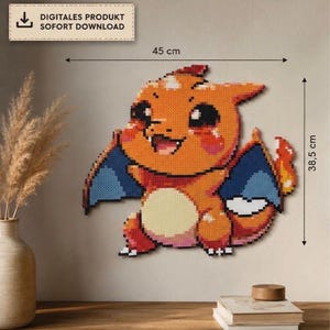 Pode incluir: Uma decoração de parede em pixel art de um personagem de dragão de desenho animado com pele laranja, asas azuis e barriga cor de creme. O design mede 45 cm de largura e 38,5 cm de altura. Uma caixa de texto no topo diz DIGITALES PRODUKT SOFORT DOWNLOAD.