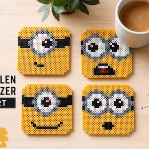 Könnte beinhalten: Vier gelbe Pixel-Art-Untersetzer mit Minion-Designs. Jeder Untersetzer hat einen anderen Gesichtsausdruck mit schwarzen, weißen und grauen Details. Eine Tasse Kaffee steht in der Nähe. Der Text lautet "4 Designs inklusive".