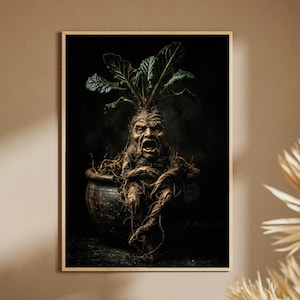 Könnte beinhalten: Gerahmter Kunstdruck mit einer detaillierten Illustration einer Alraune. Die Pflanze hat ein menschenähnliches Gesicht mit offenem Mund und ist in einem dunklen Topf verwurzelt. Das Kunstwerk ist vor einem dunklen Hintergrund mit grünen Blättern und braunen Wurzeln angeordnet.
