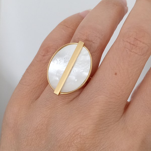 Bague ovale dorée avec nacre