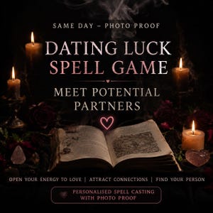 Op de afbeelding: Een open antiek boek met verouderde pagina's ligt tussen brandende kaarsen en donkere rozen. De tekst luidt: SAME DAY - PHOTO PROOF, DATING LUCK SPELL GAME, MEET POTENTIAL PARTNERS, OPEN YOUR ENERGY TO LOVE, ATTRACT CONNECTIONS, FIND YOUR PERSON, PERSONALISED SPELL CASTING WITH PHOTO PROOF.