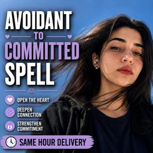 Könnte beinhalten: Eine digitale Grafik mit dem Text AVOIDANT TO COMMITTED SPELL sowie den Punkten OPEN THE HEART, DEEPEN CONNECTION, STRENGTHEN COMMITMENT und SAME HOUR DELIVERY, überlagert auf einem Foto einer Person mit dunklem Haar vor blauem Himmel.