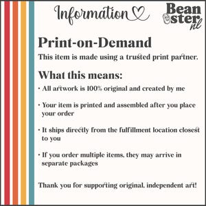 Op de afbeelding: Een cr&egrave;me-kleurige afbeelding met de tekst "Informatie" en "Print-on-Demand". De tekst legt uit dat het artikel is gemaakt met een vertrouwde printpartner, met originele kunstwerken, en wordt verzonden vanaf de dichtstbijzijnde fulfillment locatie. Verticale strepen in oranje, geel en blauw links.