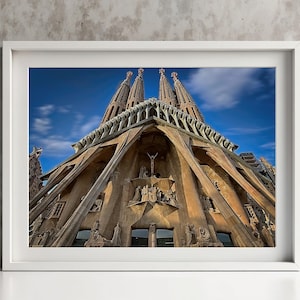 Basilique de la Sainte Famille : Façade de la Sainte Famille - Impression de photographies d'art religieux.