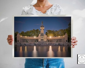 Fotoafdruk bij zonsondergang in park Madrid Retiro: blauw uur stadsgezicht