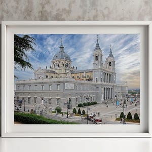 L'emblématique cathédrale de l'Almudena à Madrid : une impressionnante photographie d'architecture du monument le plus vénéré de la ville.