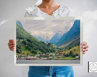 Nordic Fjord Art Print: mistig berglandschap